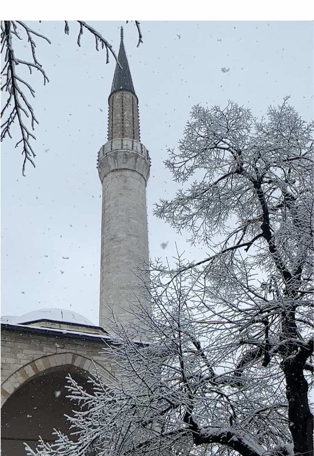 The call to prayer in snowy Sarajevo ❄️🕌 #gazihusrevbegmosque #sarajevo #bosnia #bosniaandherzegovina #fyp #muslimtiktok #mosque #bosna #adhan 