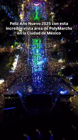 Así recibieron el Año Nuevo miles de personas en el Paseo de la Reforma en la Ciudad de México junto al gigante de los sonideros, @El faraónico Polymarchs  🎥: @danielojedafoto / IG #polymarchs #sonidero #cdmx #newyear #añonuevo #newyearnewme #ciudaddemexico #mexico 