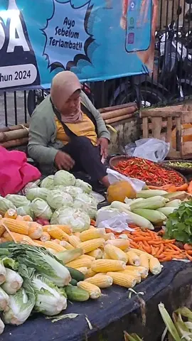 Ibu tetap semangat  Setiap hari mengais rezeki  berjualan sayur di pasar dari subuh sampai sore tak hirau  hujan maupan panas.Semoga sehat,panjang umur,banyak rezekinya ya Bu...,Aamiin #ibu #jualan #kerjakeras #perjuanganhidup #sayuran #pasar #sonihendrawan #fyp 