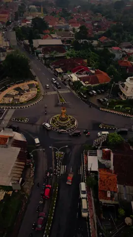 Bundaran tugu bokor kuningan #kuningan #nostalgia #fyp #viral #tugu #bundaran #musikviral #vlogkuningan #videoatas #drone #kota #cijoho @Folkkng @Kuningan Repost @PESONA KUNINGAN 