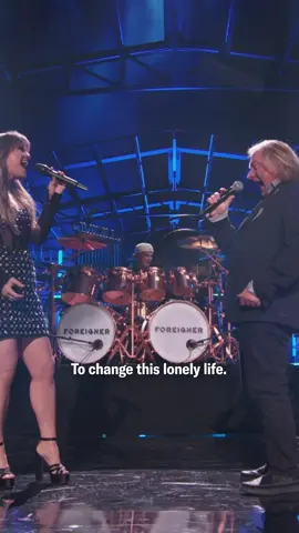 🎶 I wanna know what love is 🎶 Amazing performance from @kellyclarkson and Lou Gramm to honor Foreigner! #RockHall2024