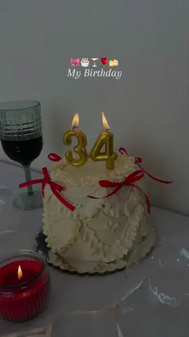 My birthday 35 🎂🖤🌹 #birthday #birthphotography #red #birthdaycake #birthdaygirl #bdaygirl #todayismybirthday #aniversario #bowcake #december #thatgirl #girlygirl #midsizestyle #midsizefashion #parisianstyle #capricorn #birthday35 