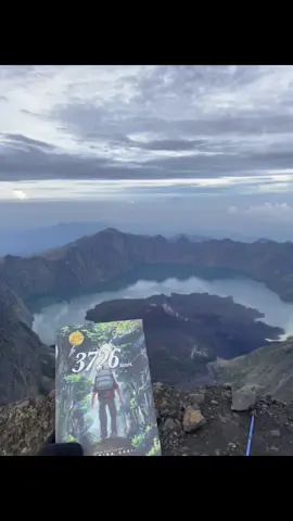 walaupun akhir ceritanya tidak terduga senang rasanya bisa bawa novel ini ke puncak dewi anjani #rinjani #fyp #3726mdpl #ranggaraja 