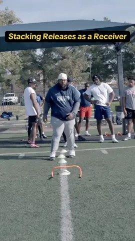 As a receiver learn to stack your releases! #creatorsearchinsights #football #routerunning #widereceiver #widereceivers #wr #footballtiktok #footballvideo #footballdrills #widereceiverreleases 