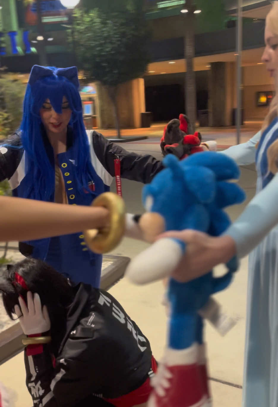 We have captured Shadow!! Sonic: @Kimiko (姫美子) 💕  Maria: @Bribuns  #sonic #sonicthehedgehog #sonic3 #sonicthemovie #soniccosplay #shadowcosplay #amyrose #sonicmaria 