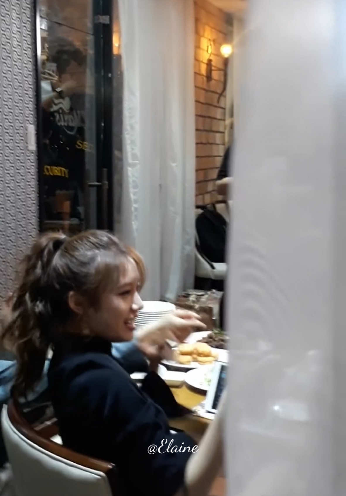 Soạn lại data thì thấy còn source hồi lúc mấy gái qua VN như đi chợ quay Vlive. Lúc này bé út còn vui vẻ bên các chị nè ☺️ #t_ara #jiyeon #queens #kpop #fyp #xh