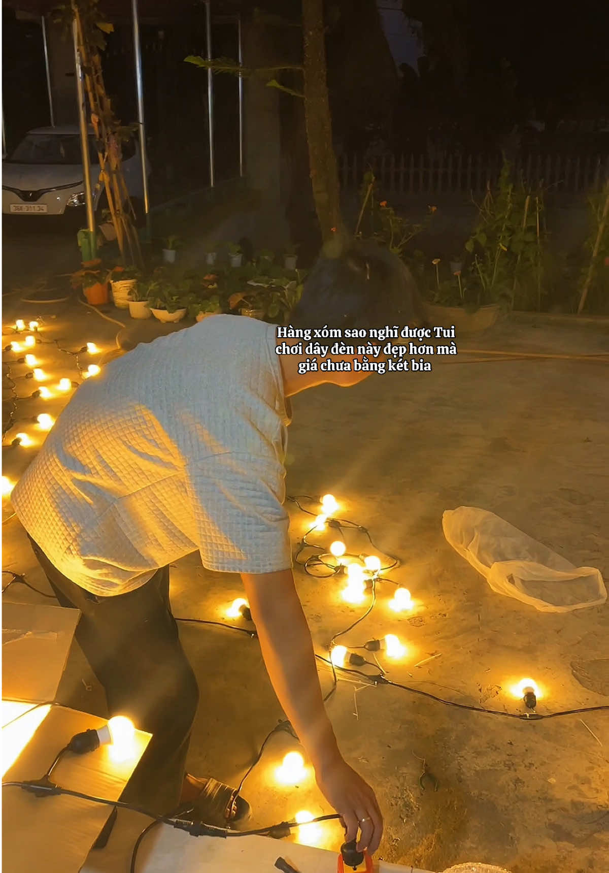 Hàng xóm không nghĩ được năm hay tui lại treo kiểu đèn dây chui này đẹp hơn #phongmenly #tet2025 #LearnOnTikTok #dendaychui 