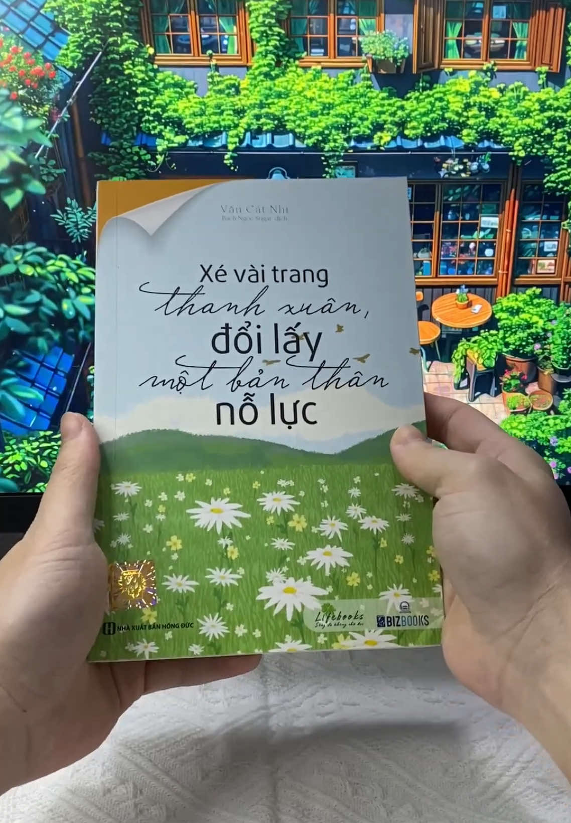Cuốn sách giúp những người trẻ đang hoang mang, nhìn ra chân lý của cuộc sống và tin yêu cuộc đời hơn, đồng thời truyền cảm hứng để người trẻ trưởng thành hơn thông qua thông điệp: “Dù cuộc đời có cả ngàn lý do khiến bạn khóc thì bạn cũng phải viện ra cả vạn lý do để cười.” #xuhuong #sachhay #nhungcaunoihay #1day1bookk #moingaymottrangsach #BookTok #mcbookssaigon 