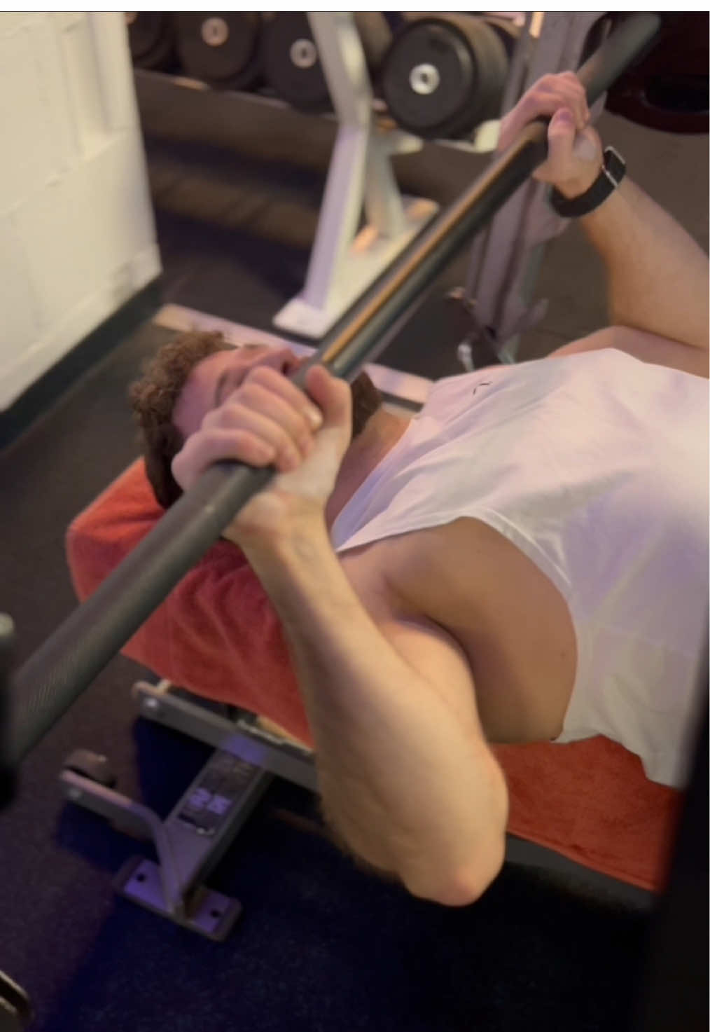 Infos zu der Übung: -	Halt die Stange Schulterbreit -	Lass die Stange auf Schulterhöhe ab -	Führe die Ellenbogen eng am Körper vorbei -	Mach das Ganze langsam -	Ein leichtes Hohlkreuz hilft dabei, die Stange enger am Körper vorbeizuführen -	Handelt sich um eine Kombi aus  Skullcrusher und Engem Bankdrücken Ansonsten, leichtes abfälschen ist wie immer erlaubt. Habt Spaß dabei ! #gym #gymrat #Fitness #gymmotivation #motivation #workout #fit #training #fitnessmotivation #sport #GymLife #muscle #fitnessaddict #germany #badenwürttemberg #naturalbodybuilding #calisthenics #powerlifting #gymshark66 