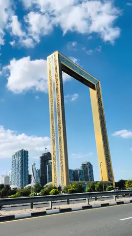 Photography skills unmatched 😝#dubaiframe 