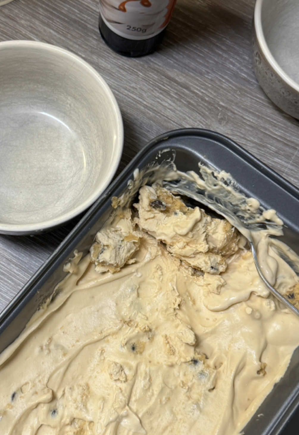 Cookie Dough Glass Ingredienser för glassen (4 portioner)  - 2 1/2 dl vispgrädde - 200 g sötad kondenserad mjölk Ingredienser för cookie dough: - 100 g smör - 0,25 dl strösocker - 2 dl farinsocker - 1 msk vaniljsocker - 1 krm salt -  2 msk mjölk - 3 dl vetemjöl - 150 g mörka chokladknappar Gör så här: 1. Vispa grädden fluffig och blanda med kondenserad mjölk, häll upp den i en form. 2. Gör cookie dough genom att vispa smör, mjölk, socker och vaniljsocker krämigt. Tillsätt mjöl och chokladknappar. 3. Blanda försiktigt in cookie dough i glassmeten innan du lägger in det i fryset,. 4. Frys i minst 6 timmar och njut av en superkrämig och smakrik glass!