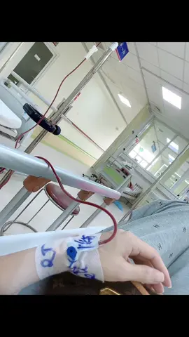 Sống phải nhờ máu của người khác .. hàng tháng vẫn lặn lội vô sg truyền máu định kì .. dậy mà nhận lại đk câu bs nói chỉ 50% 50% tn nghe xong nước mắt chảy chẳng bk phải cố gắng từ đâu . Mệt mỏi quá nhiều lúc suy nghĩ tiêu cực luôn chứ chẳng tha thiết gì hết 🥹 tiền bạc thì ngày càng hao hụt mà sức khoẻ vẫn yếu 🥹 chỉ mong dk như ngta khoẻ mạnh chạy nhảy vui vẻ mà sao đối vs bản thân lại khó đến dậy 