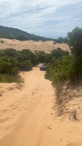 Nhìn cái dốc cát tưởng chừng đơn giản, nhẹ ga là lên không được kể cả v6 4.0😅#offroad #xuhuong #trending #capcut #4x4offroad #xuhuongtiktok #toyota #landcruiser_v8 #toyotalandcruiser #fortuner 