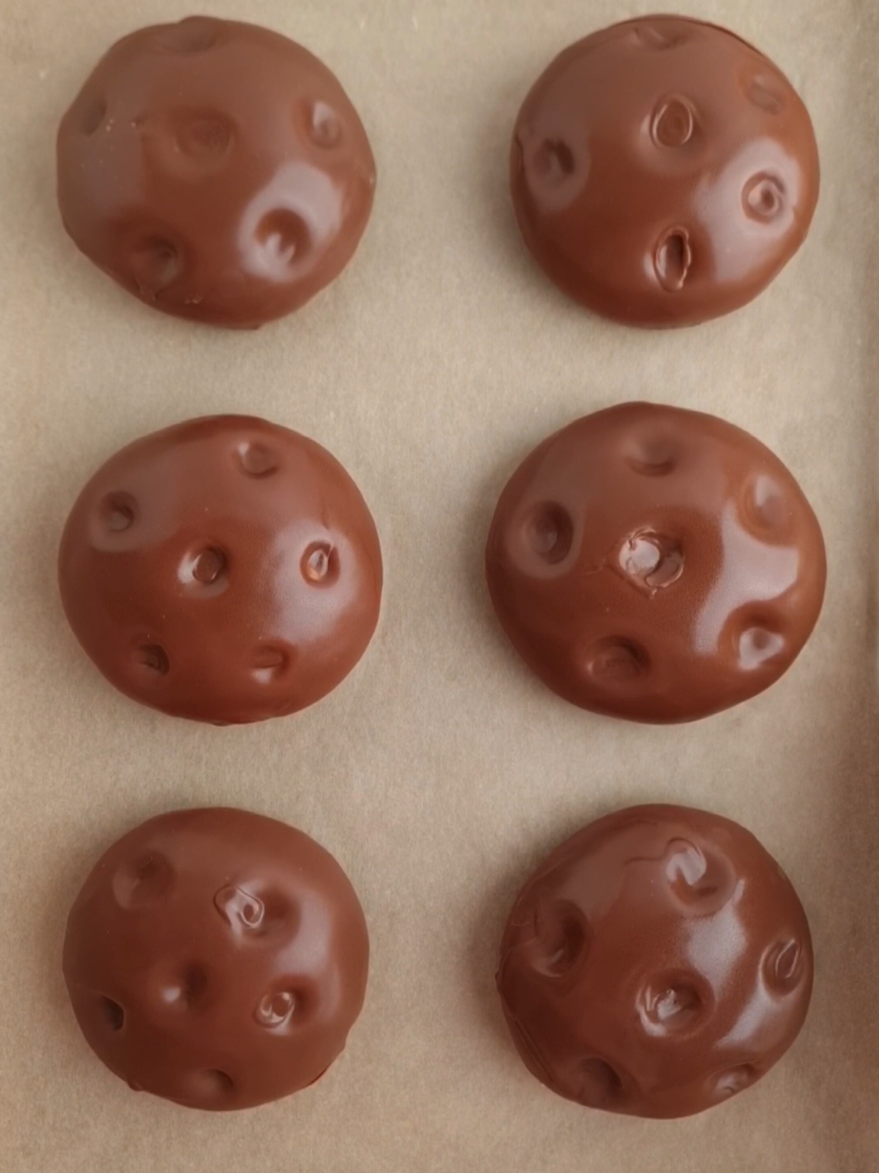 Cookies 🍪 chocolat et crème de fromage  pour les cookies : 95g Beurre 40g Cassonade Vanille  1 oeuf 150g Farine 1 càc de Levure chimique 2 pincées de sel  80g de pâte à tartiner  Mélanger le beurre mou, le sucre et la vanille  Ajouter l'œuf puis les poudres  Former des boules de pâte, déposer la pâte à tartiner puis refermer  Cuisson 175° 10min Laisser complètement refroidir  La crème au fromage : 150g de fromage à tartiner à température ambiante  30g de sucre glace  150g de crème entière froide  Fouetter le fromage avec le sucre glace  Monter la crème en chantilly puis ajouter le fromage  Tremper les cookies dans la crème  Passer au congélateur environ 1hr puis glacer avec un mélange de 100g de chocolat fondu et 30g d'huile de coco  Chocolate and cream cheese cookies 🍪  95g Butter 40g Brown sugar Vanilla 1 egg 150g Flour 1 tsp Baking powder 2 pinches of salt  80g hazelnut spread  Mix the softened butter, sugar and vanilla Add the egg then the powders  Form balls of dough, place the spread then close Cook 175° 10min Leave to cool completely  The cheese cream: 150g spreadable cheese at room temperature 30g icing sugar 150g cold whole cream  Whip the cheese with the icing sugar Whip the cream into whipped cream then add the cheese  Dip the cookies in the cream Freeze for about 1 hour then ice with a mixture of 100g melted chocolate and 30g coconut oil