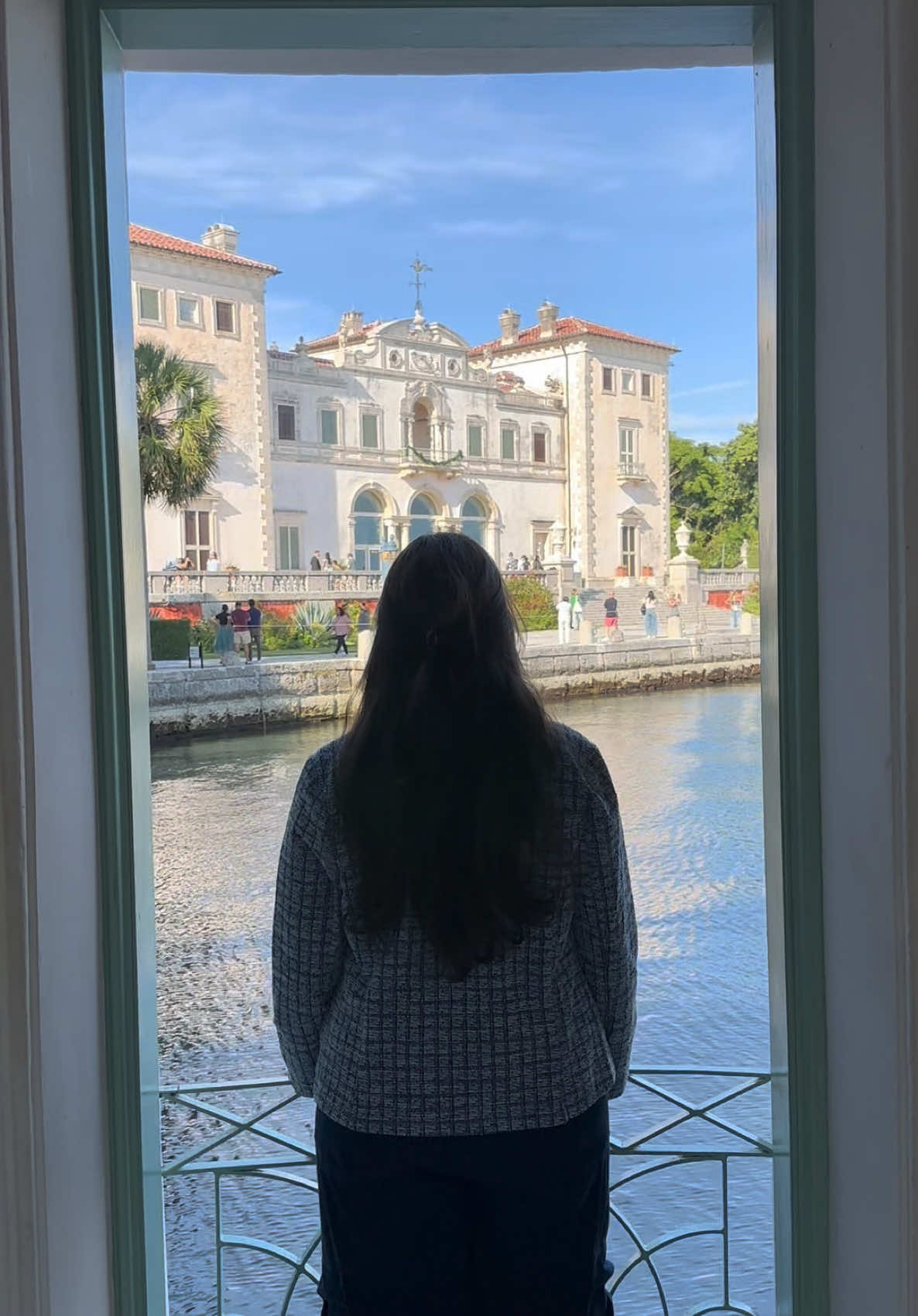 Vizcaya • Una mansión renacentista abierta al público, en Miami (Coconut Grove), donde la historia y la arquitectura te transportan a otro tiempo. Pero sus jardines… esos son mi lugar favorito. Sin duda es un @quebuenplanmiami  Llevo más de siete años viviendo en Miami y, aun así, nunca había visitado Vizcaya. Ni siquiera sabía que existía.  Este primero de enero, decidimos explorar un lugar nuevo. Sin grandes expectativas, solo el impulso de salir de lo habitual. Y fue ahí, en ese pequeño acto de explorar, donde descubres uno de los rincones distintos de la ciudad. Caminar por Vizcaya me hizo pensar en cómo muchas veces asumimos que ya conocemos todo lo que está cerca de nosotros.  Nos acomodamos, dejamos de mirar con curiosidad lo que nos rodea.  Siempre hay algo más por conocer. A veces, lo único que necesitas es decidir buscarlo, dar ese paso extra, salir un poco de la rutina y tener intención. No se trata solo de dónde estás, sino de qué tan dispuesto estás a descubrir, a conectar con lo que hay a tu alcance.  Vizcaya es de esas maravillas esperando a ser descubiertas. ¿Qué otros lugares debería explorar este año? Déjame tus recomendaciones, me encantaría seguir encontrando tesoros como este. - @quebuenplanmiami  —— Vizcaya Museum and Gardens abre de miércoles a lunes, de 9:30 a.m. a 4:30 p.m., con la mansión cerrando a las 5:00 p.m. y los jardines a las 5:30 p.m. La entrada es de $25 para adultos, $10 para niños de 6 a 12 años, y gratuita para menores de 6 años. Durante la temporada navideña, los precios pueden variar según la afluencia de visitantes. El estacionamiento es gratuito, pero también hay servicio de valet parking disponible para mayor comodidad. Por $6 adicionales, puedes unirte a una visita guiada para conocer más sobre la historia del lugar. Más información en vizcaya.org #veroruizdelvizo #vizcayamuseum #vizcayamuseumandgardens #vizcaya #vizcayagardens #miami #coconutgrove #planesenmiami #quebuenplan 🌳