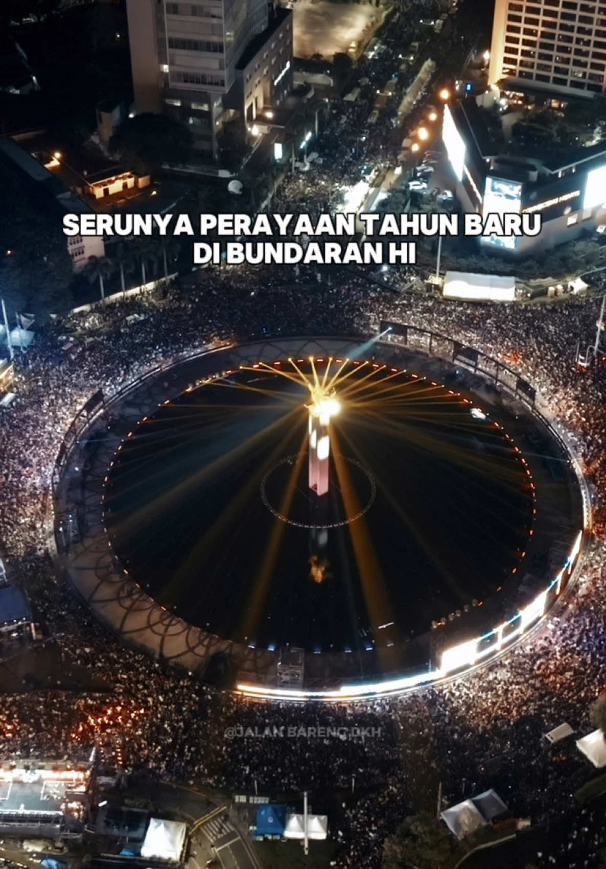 PERAYAAN TAHUN BARU KELAS DUNIA DI BUNDARAN HI🔥 Citi Vision bekerjasama dengan Pemerintahan Provinsi Jakarta menghadirkan perayaan tahun baru yang spektakuler melalui Kirana Jakarta 2025 by City Vision.  Kirana Jakarta by Citi Vision berkomitmen menawarkan atrakai yang memukau dan membanggakan bagi masyarakat Indonesia dengan atraksi teknologi canggih, termasuk pertunjukan 800 drone light show, 3D projection mapping, pesta kembang api dan 5000 synchronize Wristband.  Siapa yang kemarin ikut di event ini? ✨✨ . . . . #BundaranHI #BundaranHIJakarta #BundaranHIJakartaPusat #InstalasiBundaranHI #Jakarta #InfoJakarta #GrandIndonesia #GrandIndonesiaMall #JakartaInfo #ExploreJakarta #TahunBarudiBundaranHI #TahunBaru #TahunBaru2025 #WisataViral #JakartaHits #Jakarta2025 #BundaranHotelIndonesia #EventGrandIndonesia #BundaranHIIndonesia #JakartaPusat #DroneShow #VideoMapping #TahunBarudiGI #PestaKembangApi #PerayaanTahunBaru #foryourpage #fyp