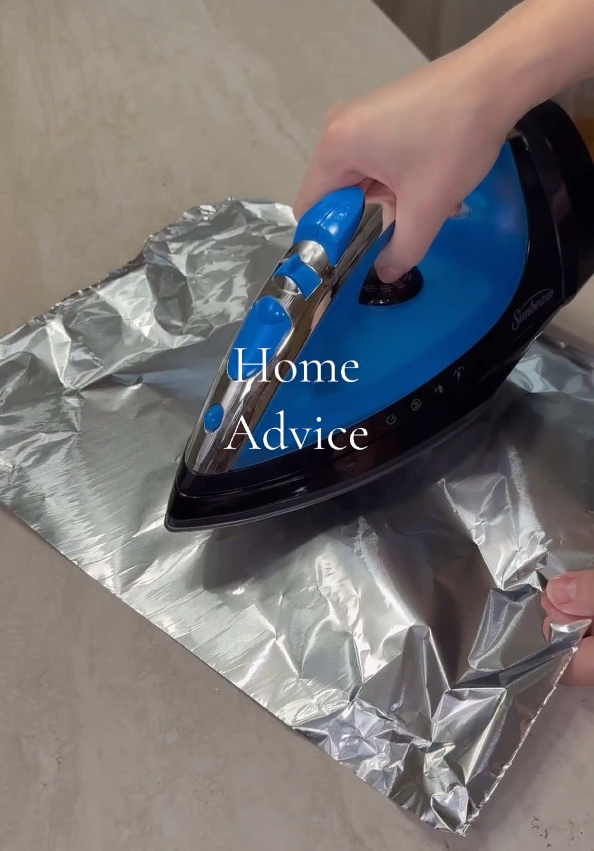 If you have light -colored  items and your #iron is dirty , this metod is ideal. #LifeHack #tips #hacks #MomsofTikTok #CleanTok #hometips #advice #foil 