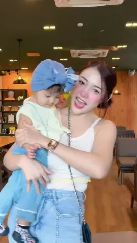 แม่ที่เก่ง  ไม่ใช่แม่ที่เลี้ยงลูกได้อย่างเดียว  แต่แม่ที่เก่ง  คือแม่ที่มึงพาลูกไปเที่ยว  มีนมพร้อม  แพมเพิสพร้อม  อีแม่มีเวลาม้วนลอน  บ่นว่าเลี้ยงลูกเหนื่อย  แต่ถึงเซนทรัลได้ 5 นาที  มึงมีคลิป Reel ของตัวเองคลิปนึง  ของลูกอีกคลิปนึงพร้อมใส่เพลง