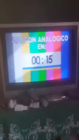 NDERACHORE ME QUE EDE SIN TELE ☹️🫣🚩 Que no te engañen!! 😎🚩  Te explicamos mejor aqui!!    El #ApagónAnalógico implica que las transmisiones de TV en Paraguay serán solo digitales. Si tienes un televisor viejo, no te quedarás sin ver los canales nacionales: solo necesitas un decodificador digital, que cuesta alrededor de G. 100.000, para seguir disfrutando de la programación. Este cambio ofrece mejor calidad de imagen y sonido, más contenido por canal y un uso más eficiente del espectro. Los televisores modernos no necesitan ajustes, pero los antiguos sí requieren este adaptador para funcionar tras el apagón. ¡Un paso hacia la modernización!  #apagon #tv #paraguay🇵🇾 