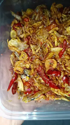 kalian lebih suka varian original atau teri ? Belinya disni @destyabil #sambaltabur #sambalbawang #sambalbawanggorengkering #produkcermee 
