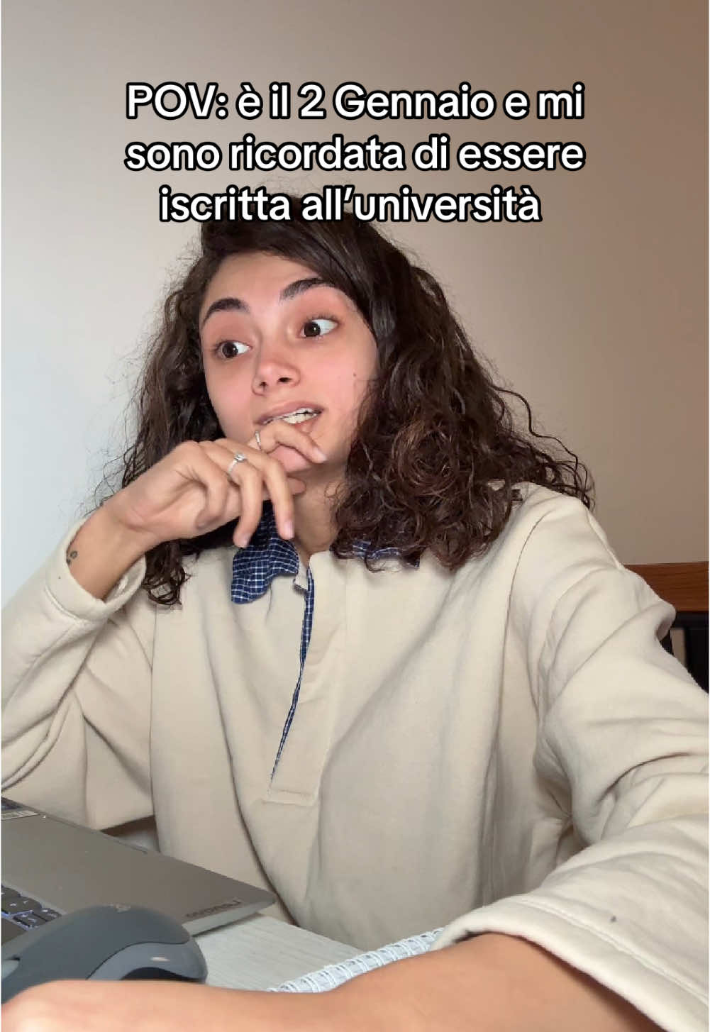 Buon anno anche a chi le vacanze le passa con la testa sui libri 🥲