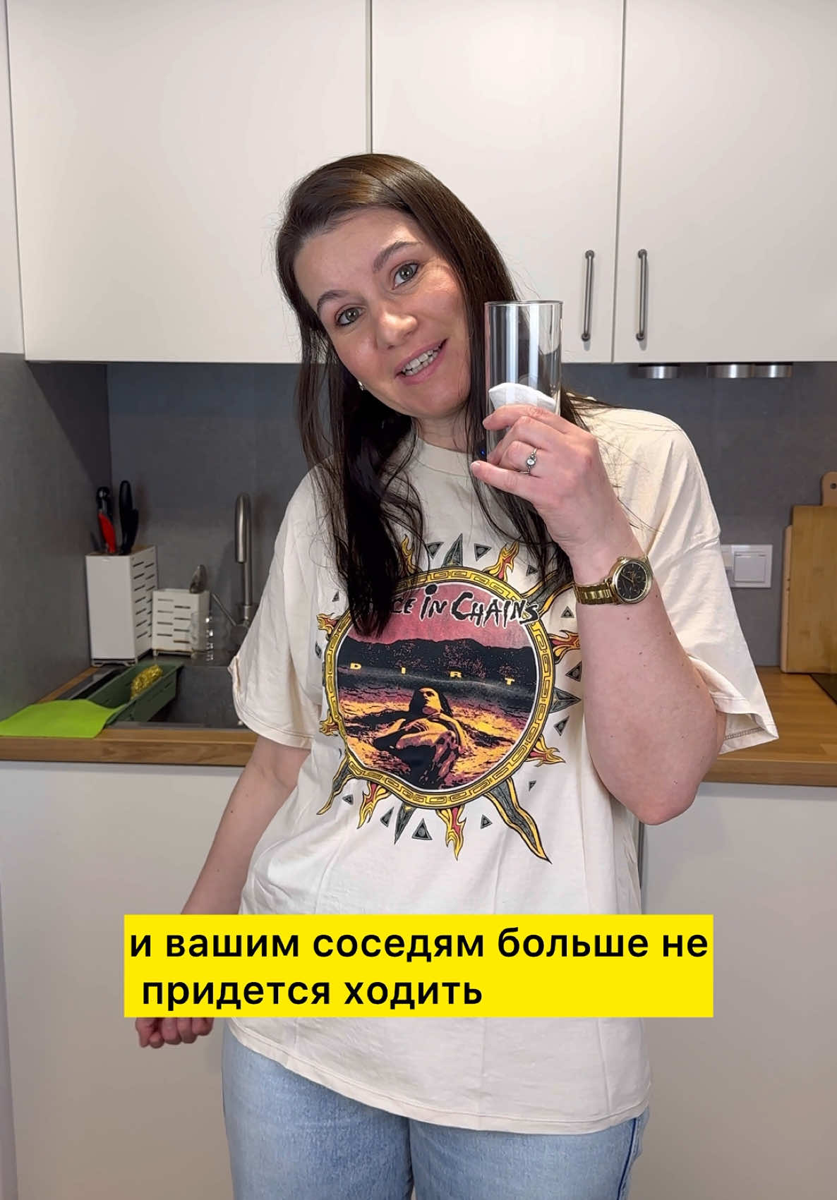 ПОЛОЖИТЕ ВАТНЫЙ ДИСК В СТАКАН!✅ Развитие в соц сетях тг канал: nikagerov #лайфхаки #советы 