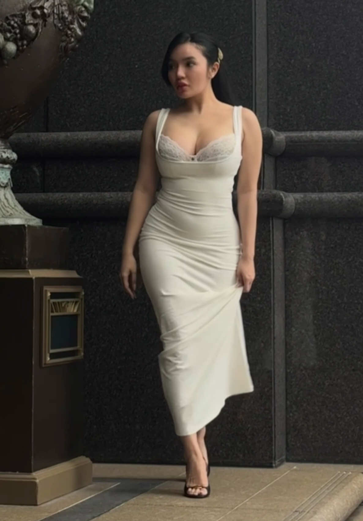 Jalan kemana nih ?  #ootdinspo #monicaardheaasmara 