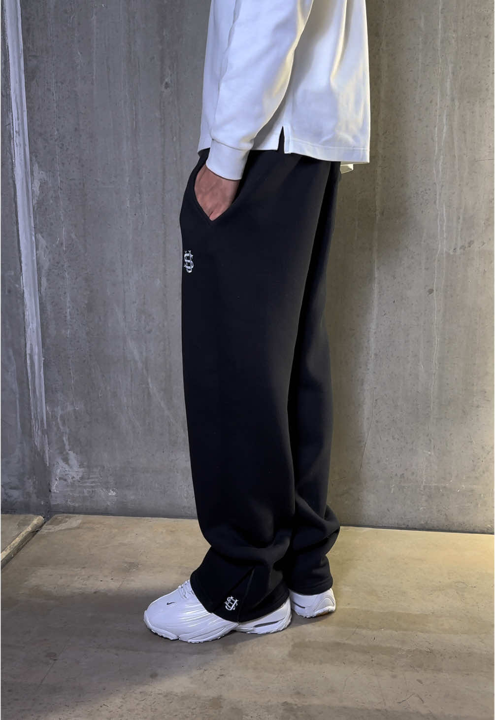 What do you think?😍  #tracksuit #fashion #streetwear #jogger #baggy #zara #zarahaul #sweatsuit #vintagenike #flaredjeans #pepestudio #fashionfinds #uniqlo #nemzzz #travisscot #trance #adjustable #bestjoggers #top3 #trackpants 