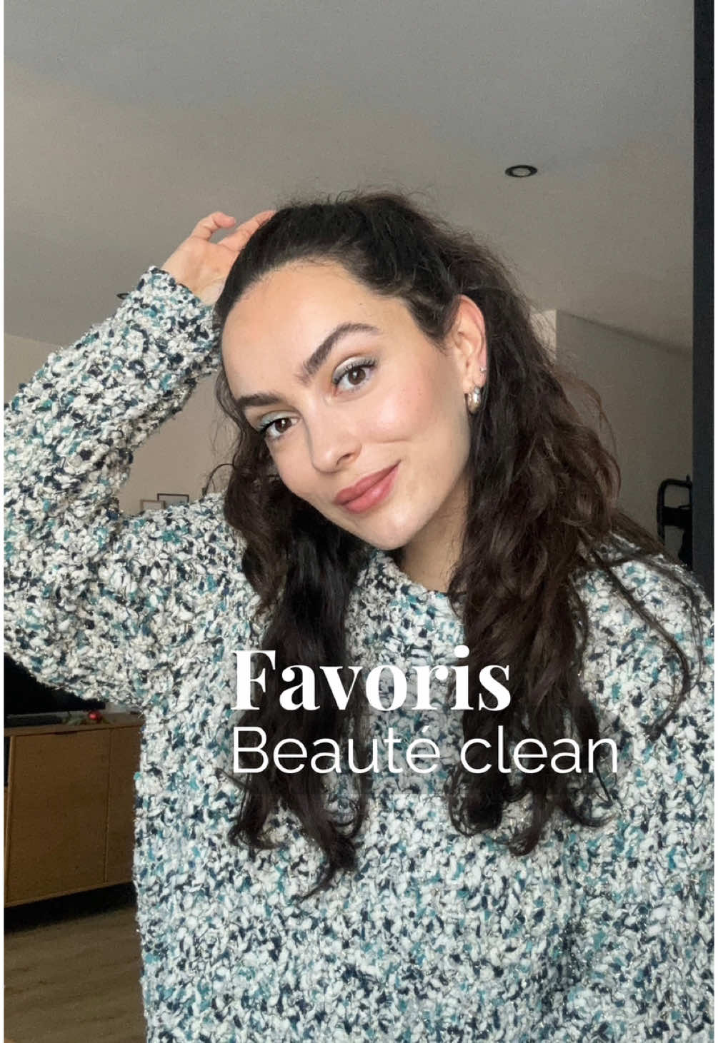 Mes favoris sans perturbateurs endocriniens et ingrédients controversés 🧴 Je privilégie les produits sans parfum puisque trop de parfum = plus de chances de perturber les hormones et de sensibiliser sa peau.  À chaque peau ses besoins, pendant des années j’ai testé les huiles végétales et les produits les plus brutes possibles et ma peau n’appréciait pas du tout. Si tu as une routine minimaliste avec un hydrolat, une huile (…) et que ta peau se porte à merveille c’est top ! Je dis souvent que c’est l’expérience qui fait ses preuves 🫧 Avec le temps, j’ai appris à lire les compositions et je privilégie des actifs qui ont fait leur preuve scientifiquement en évitant les ingrédients nocifs ❌  #peausensible #peauacnéique #peaureactive #acné #cicatricesdacné #cleanbeauty #niacinamide #retinol #beauténaturelle #skincarenaturelle #peaudeshydratée 