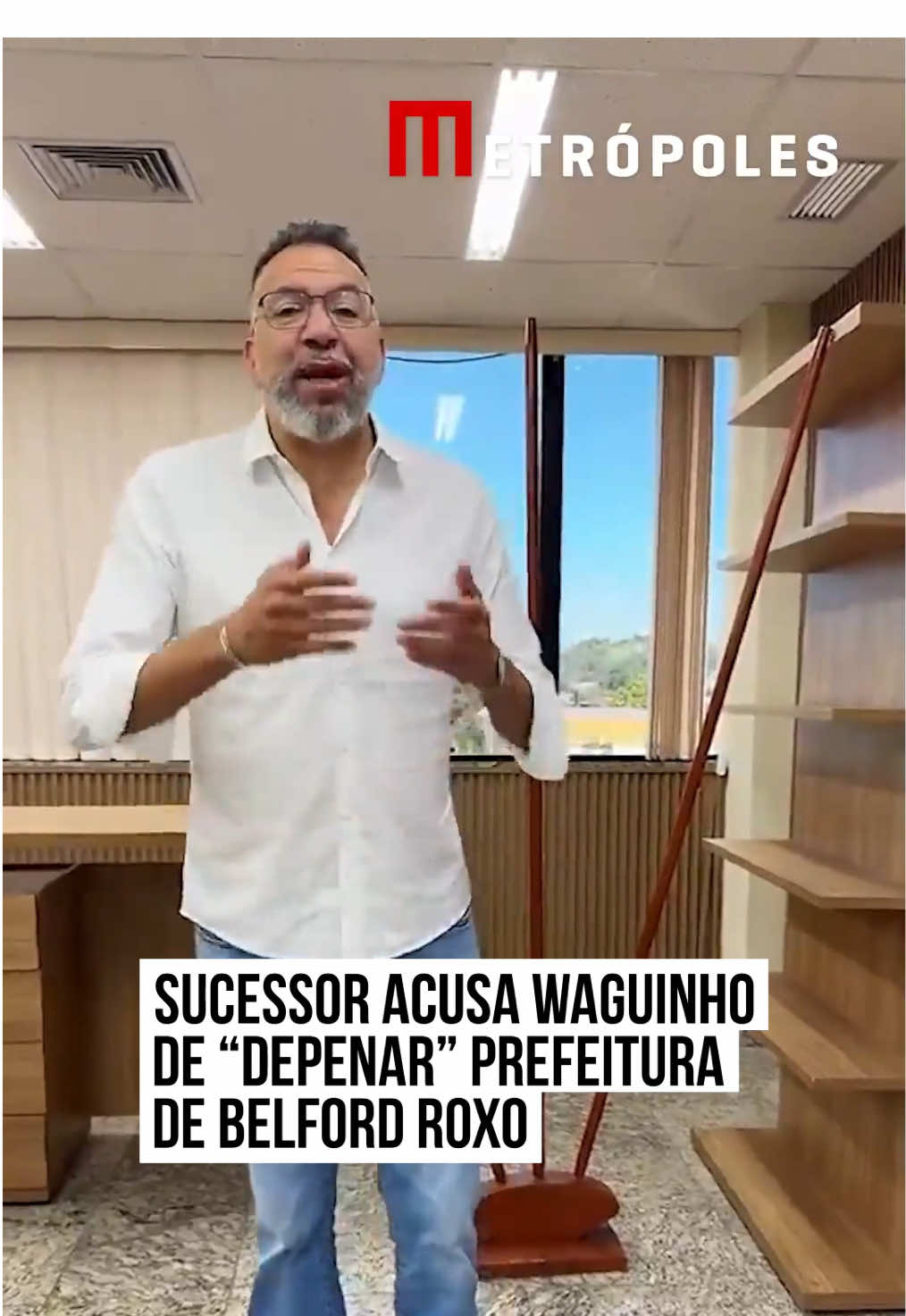 O prefeito recém-empossado de #BelfordRoxo (RJ), #MárcioCanella (União Brasil), acusou o ex-prefeito Wagner dos Santos Carneiro, o #Waguinho (Republicanos), de ter “depenado” a sede da prefeitura. Segundo Canella, admistração anterior levou “até as torneiras do banheiro”. “Esse foi mais um ato criminoso do ex-prefeito Waguinho”, atacou Canella, em postagem nas redes sociais nesta quinta-feira (2/1). O prefeito recém-empossado afirmou que, ao entrar em seu gabinete, o encontrou sem computador, sem HDs, sem as bandeiras, sem torneira e chuveiro nos banheiros. Canella disse que um inventário será feito a fim de registrar um boletim de ocorrência contra Waguinho. Além dos bens materiais, o novo prefeito afirma que a antiga adminsitração apagou “todas as informações para dificultar o nosso trabalho”. Canella decretou calamidade financeira no município e estabeleceu que a prefeitura fique fechada por 15 dias para remobiliá-la. Waguinho não se manifestou sobre as acusações e o espaço está aberto. Veja pontos do decreto: Decretado estado de calamidade financeira no âmbito da administração pública direta e indireta do município de Belford Roxo; O fechamento da Prefeitura até dia quinze de janeiro de 2025, com vistas à transição de governo, ante a inobservância pelo mandatário anterior, da legislação vigente, para realização de auditoria preliminar, contabilização de recursos e verificação de acervo e outras medidas pertinentes; Suspensão do atendimento ao público por 15 dias; Vencimentos correspondentes a prazos e pagamentos ficarão suspensos; Criação de um gabinete de crise para auditórias; Proibição de realizar qualquer despesa sem a expressa autorização do gabinete de crise, salvo a decorrente de determinação judicial. #tiktoknotícias 📽️ Reprodução / Redes Sociais