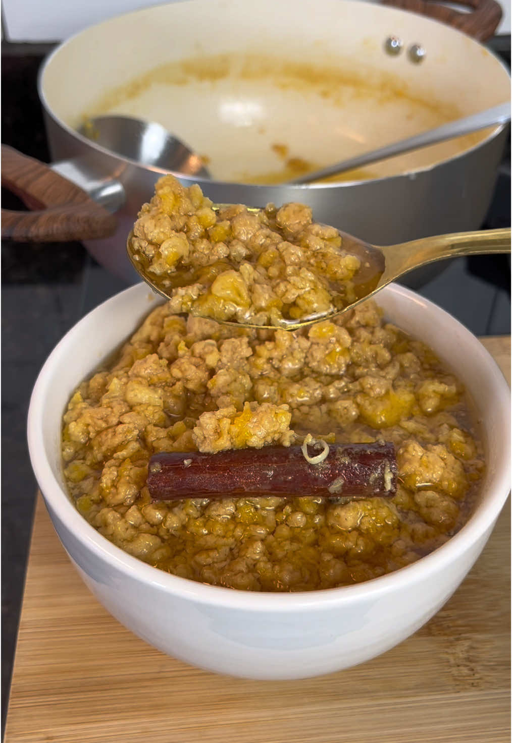 Ambrosia - doce de vó  Ingredientes:  1/2 xícara de açúcar derretido  1 litro de leite  1 xícara e 1/2 de açúcar  5 cravinhos  1  canela em pau 1/2  limão  4 ovos  . . . #sobremesa #receita #receitafacil #doce 