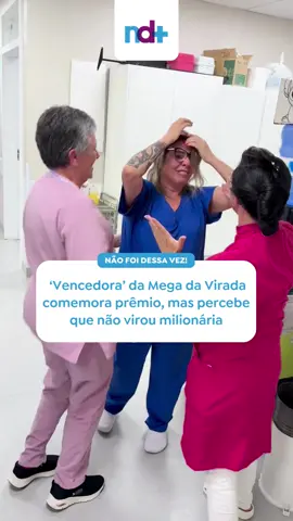 Um vídeo divulgado nas redes sociais mostra uma técnica de enfermagem pulando de alegria durante o plantão no hospital onde trabalha. Emocionada, ela abraça os colegas, que também comemoram a “vitória” na Mega da Virada 2024. Quando a câmera foca na aposta, é possível ver que a mulher acertou as seis dezenas, porém em jogos diferentes. A colega de trabalho que gravou o momento da comemoração revelou que todo mundo conferiu o jogo junto no plantão, sem se dar conta do erro. O caso aconteceu em Passo Fundo, no Rio Grande do Sul. 🎥 @nathidalros #ndmais#santacatarina#tiktoknotícias#notícias