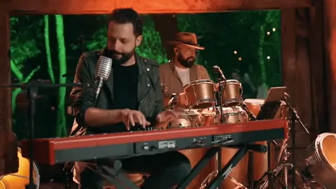 Dois fugitivos 🎶 Simone Mendes 💜. . . . #simonemendes #doisfugitivos #musicasbr #musicasparastatus #tipografia #tipografiamusicas 