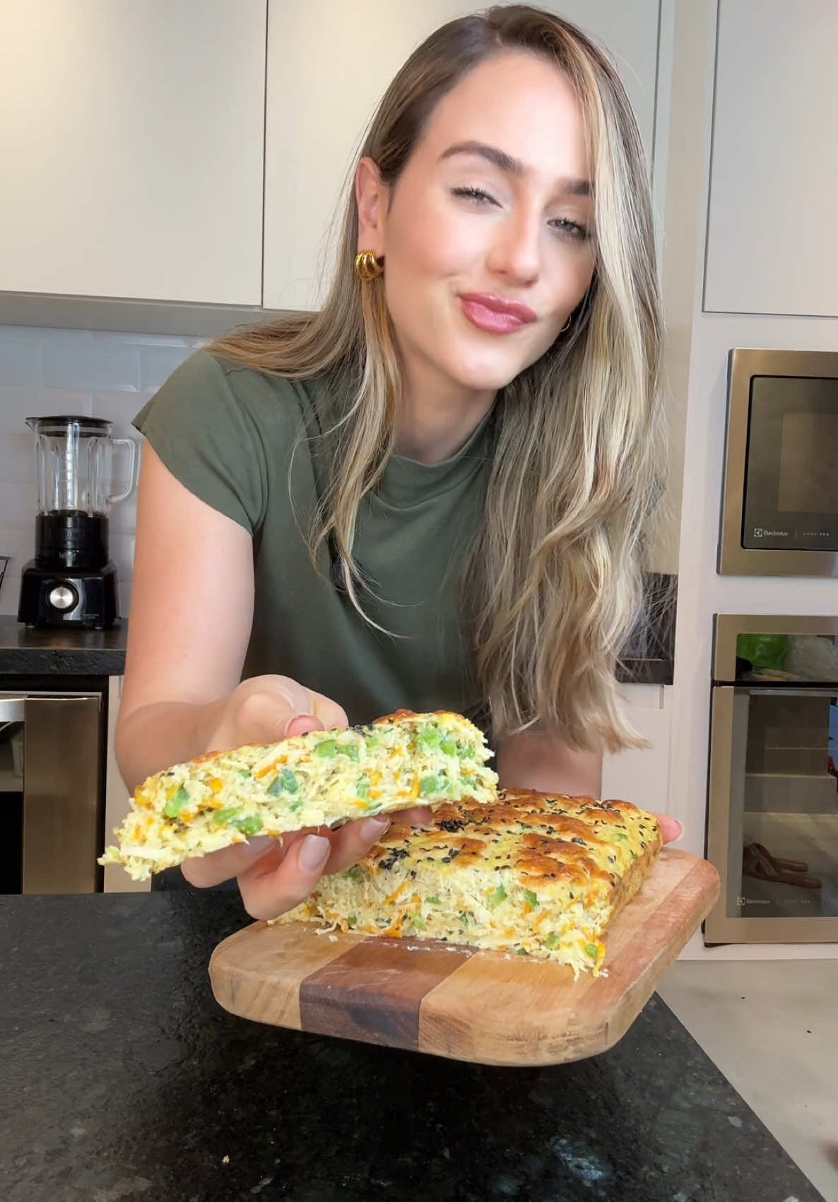 Torta de frango Fit 🤌🏻   Essa torta trás muita saciedade por ser rica em fibra e proteína e é uma excelente opção para o seu lanche da tarde.  O farelo de aveia e os vegetais ajudam a agregar mais fibra nessa receita, mas lembrando que você pode utilizar os vegetais de sua preferência. ✨  Ingredientes: 350g de peito de frango cozido 50g de goma de tapioca 50g de farelo de aveia 3 ovos 100g de creme de ricota light 200g de pimentão verde picado 170g de cenoura ralada 10g de fermento químico 30g de queijo muçarela Modo de preparo: Misture tudo, coloque em uma forma untada e leve ao forno a 220°C por 30 min. Rende 7 fatias cheias de sabor e saúde! Cada fatia tem aproximadamente 198 kcal, com 22,2g de proteína! 😋🍽️ Vem emagrecer em 2025 que eu te ajudo! Link na Bio ✨