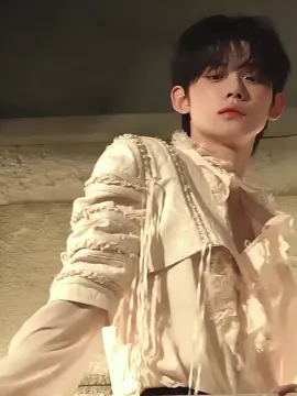 AHHHHH IT LOOKS LIKE THE PRINCE IN THE CASTLE😍😍 I LOVE HIM SO MUCH😍😍 HE IS SO FINEEEEEEE #yeonjun #yeonjuntxt #txt_bighit_official #tomorrow_x_together #moatxt #loveyou #myman #socute #handsome #myhusband 