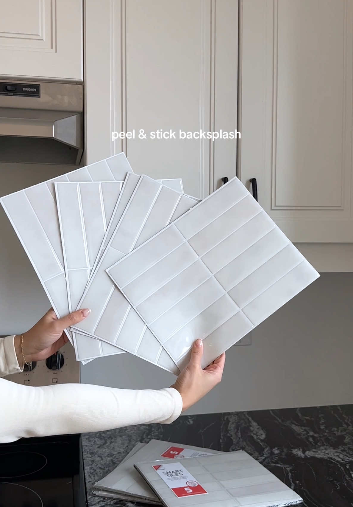 easy diy kitchen upgrade 🫶🏻 peel & stick backsplash #homeinspo #kitcheninspo #homediy #interiordesign 