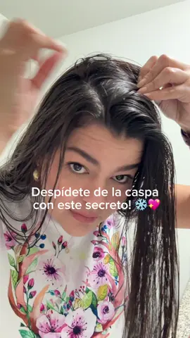 ¿Caspa? Descubre el único truco que necesitas 💆‍♀️🌿 1️⃣ Mezcla partes iguales de agua y vinagre blanco en un atomizador. 2️⃣ Aplica en el cuero cabelludo, abriendo caminos y masajeando suavemente. 💆‍♀️ 3️⃣ Déjalo actuar de 15-20 minutos (para no irritar). ⏳ 4️⃣ Lava tu cabello como siempre hasta retirar todo el producto. 🚿 👉 Hazlo 2-3 veces al mes para resultados efectivos. 🌿#AdiósCaspa #RemediosCaseros #CuidadoCapilar #CabelloSano #TipsDeBelleza
