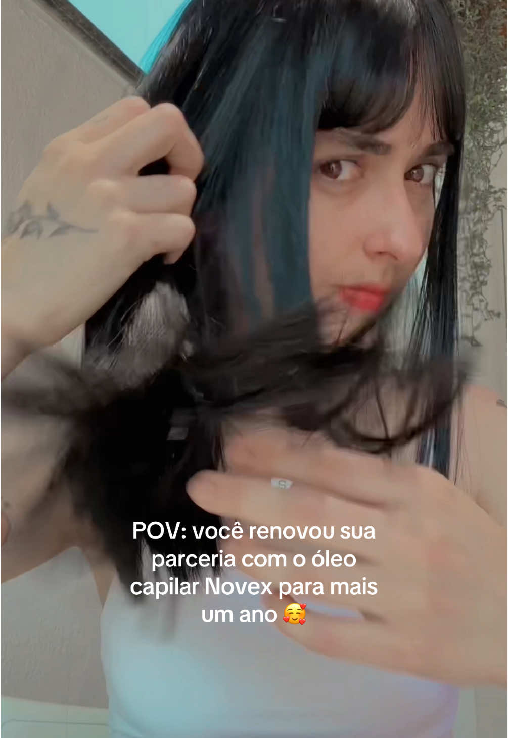 Nós, mulheres que não vivemos sem um #ÓleoCapilar 😍 O óleo #NovexLongoPoderoso tem ativos que auxiliam no crescimento e fortalecimento, além de proteger e dar um efeito #gloss 🥰@stefanisturaro #novex #embelleze #finalizacao #protetortermico #hairtok #henezada #henerená #henegata 