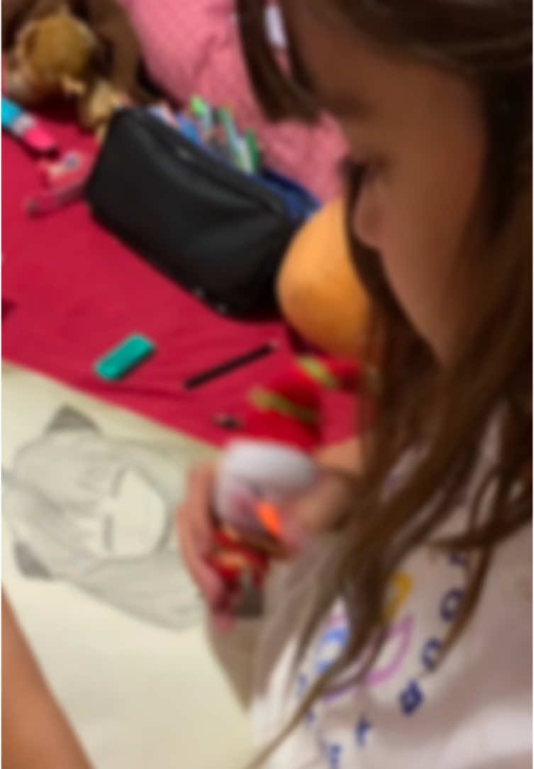 Minha menina desenhista! Sigam ela no YouTube, a menina montou um canal acredita? Kkk  Bora, bora seguir que não custa nada! Canal: #GioDesenhosOfc @tentando.desenhar48 