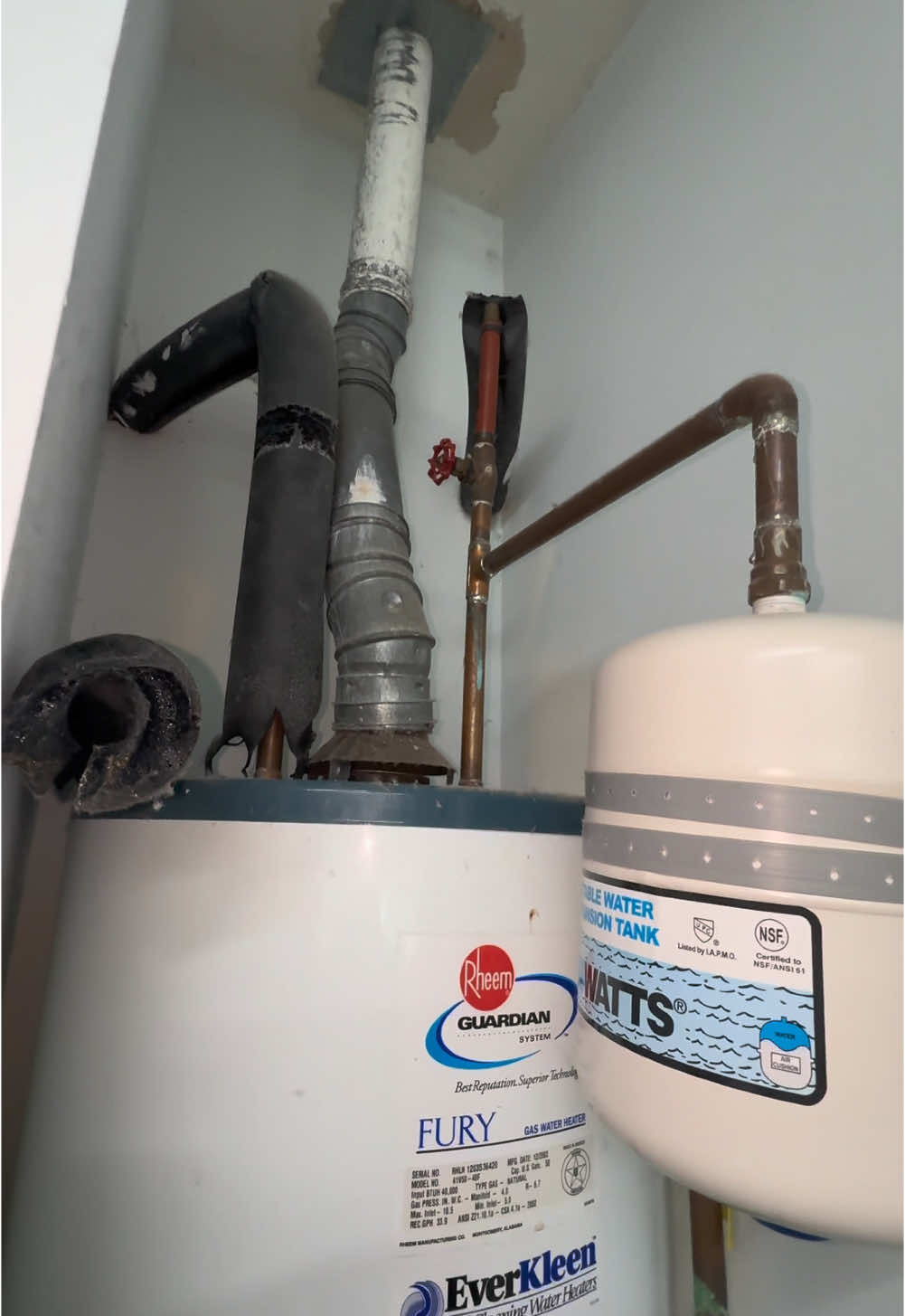 Removing a 21 year old Water Heater #plumbing #plumber #plumbinglife #plumberlife #plumbersoftiktok #waterheater #waterheaters #waterheaterprobs #waterheaterreplacement #plumbingrepair #plumbingtok #DIY #fyp #foryou #serviceplumber #theconservativeplumber 