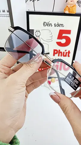 kính lão đọc sách đổi màu khi ra nắng #kinhlao #kinhlaothi #kinhnguoigia #kinhvienthitrungnien #kinhvien #kinhvienthi #kinhlaonam #kinhlaonu #kinhdocbao #kinhdocsach #kinhdoimau  #review #xuhuong 