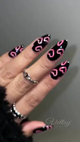 💕 Black Pink Magic! Glow-in-the-dark heart nails to slay this Valentine’s Day 😻 🛒Using: ✨Hema-Free Gel-Nightdream/Cerise ✨Luminous Nail Powder Set