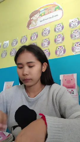 นักเรียนทำใบงาน  คุณครูก็เลยนั่งเขียนการบ้านให้นักเรียน #ทบทวน #เรียนรู้ #กําลังใจสร้างได้จากตัวเอง✌️ 