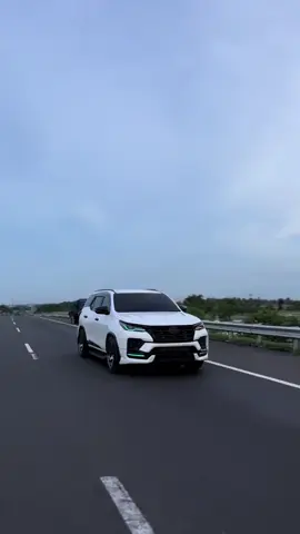 ganteng nya uhuyy @rifqi_baee #fortunerputih #fortunerganteng #fortunermodifikasi #fypdong #fortuner1gd #1gd #1gdfortuner #fyp #fyppppppppppppppppppppppp #fypシ゚viral🖤tiktok #viraltiktok #fypage #viralvideo #wongtulus 