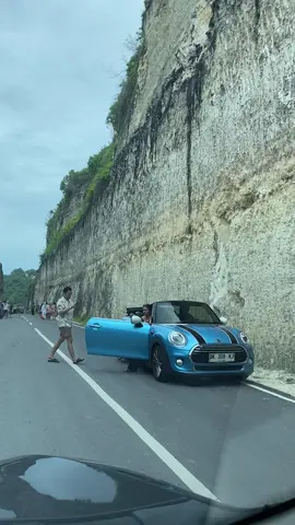 “Tebing Tanah Barak Pandawa: Spot Hits Favorit Para Seleb! 🌟✨ Bukan cuma wisatawan biasa, Tebing Tanah Barak Pandawa sekarang jadi tempat wajib bagi para seleb dan artis untuk photoshoot aesthetic! Tebing batu kapur putih dengan gradasi kemerahan ini bikin hasil foto tampak mewah dan Instagrammable banget. Banyak yang bilang vibe-nya kayak lagi di luar negeri, tapi ini asli Bali loh! 😍 Pantai Pandawa yang udah terkenal makin dilirik berkat tebing ini, apalagi setelah banyak postingan viral dari seleb hits. Kalau kamu ke sini, wajib banget cobain pose ala seleb favoritmu! 📸🔥 Jangan lupa tag mereka di fotomu, siapa tahu repost! 😉 #TebingTanahBarak #PandawaBeach #ViralSpot #Selebgram”