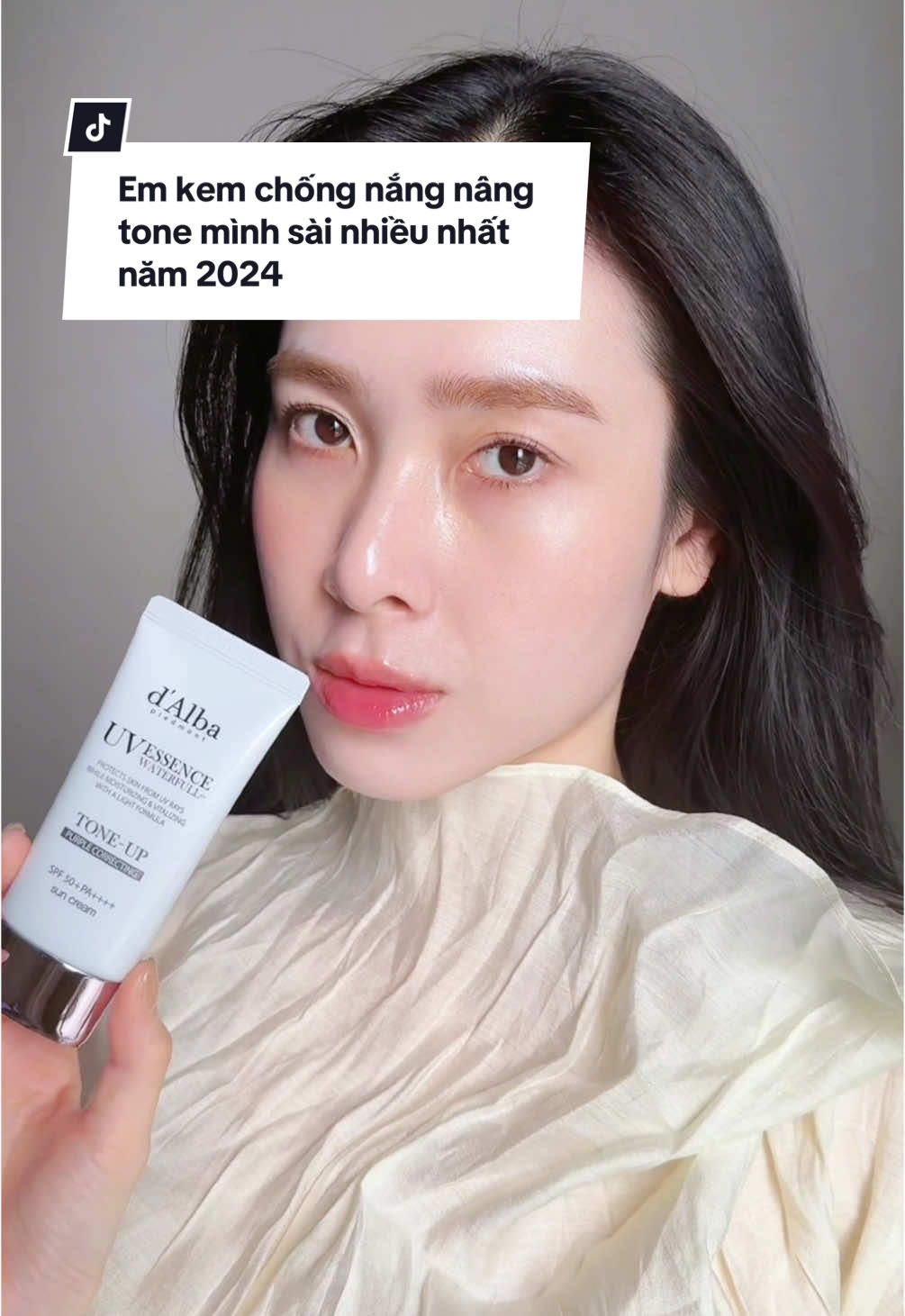 Em bé kcn tím này của d’Alba mình cũng sài gần 2 tuýp rồi , da ngâm muốn nâng tone tự nhiên hồng thì hốt ẽm nha , triệt sắc vàng okela quá lun #dalbavietnam#dalbavn#dalbakcn#dalbapurple 