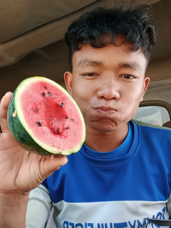 Eat in the car🍚🍉🐠🥤#yummyfood #eating #food​