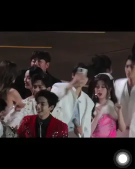 Anh ta đã nhìn thấy, đã nghe thấy và đã thở dài 🤣 (nghe thấy câu LN nói với H “Có vui không?” í)  Tuy nhiên sau đó ảnh vẫn lịch sự nhích sang 1 bên để ko lọt vào khung hình của 2 bạn nhỏ  #禹宙中欣 #trunghanvutru #dinhvuhe #虞书欣_丁禹兮 #nguthuhan_虞书欣 #yushuxin_虞书欣 #dinhvuhe_nguthuhan #đinhvũhề #dingyuxi #dingyuxi丁禹兮 #vinhdatinhha #nguthưhân 