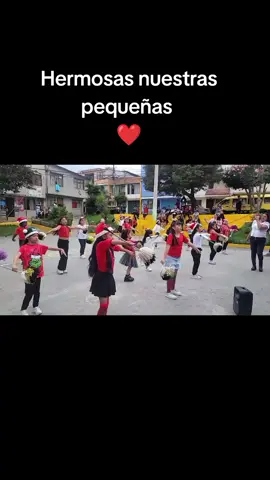 Un poquito de lo que vivimos en Navidad 🎄#coreografia #SangreNueva🥰 #disfrutamoscadamomento💛🖤 #bastoneras 