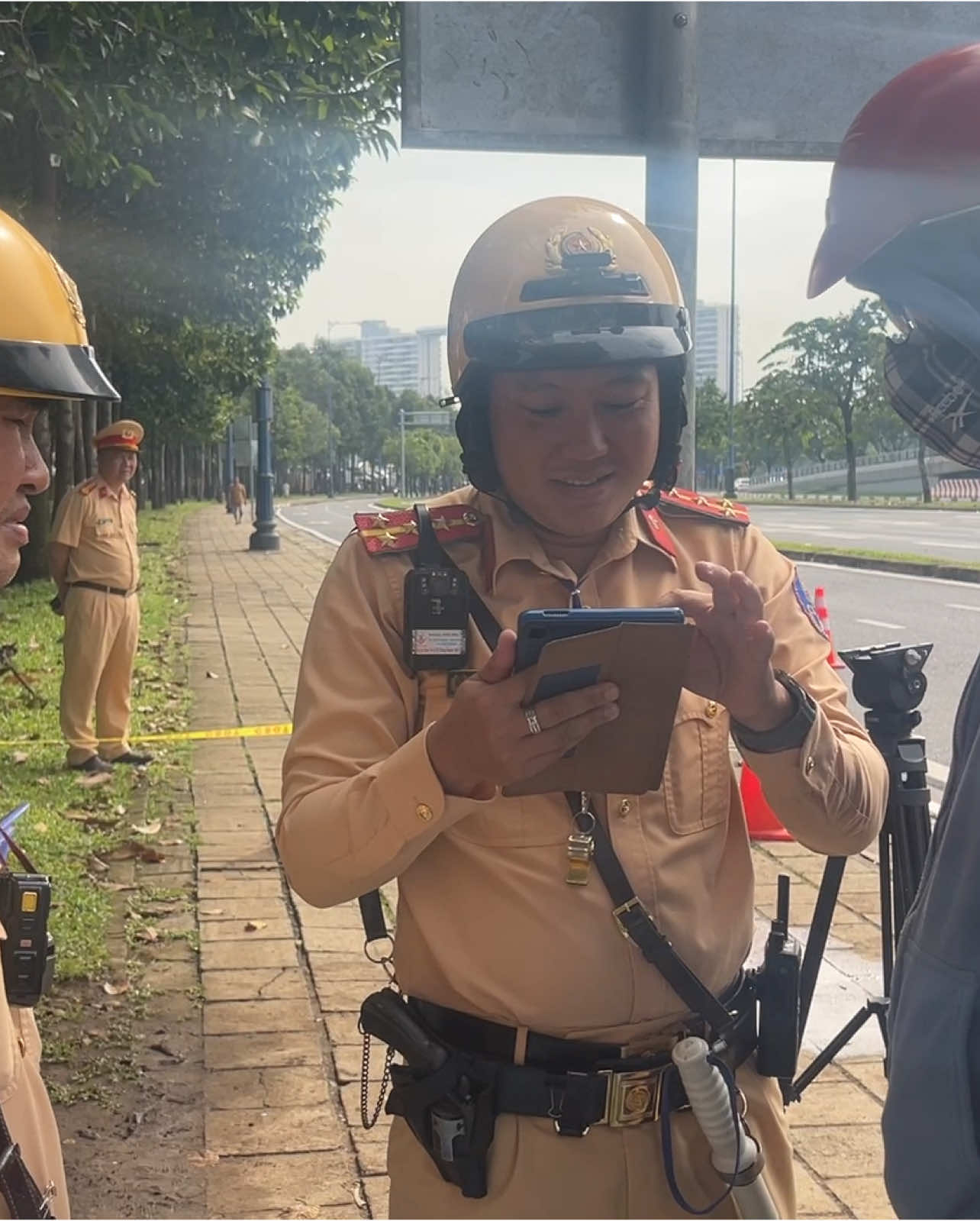 Đội CSGT Chợ Lớn giải thích lỗi cho người vi phạm tại trục đường Võ Văn Kiệt - Nguyên Tri Phương, sáng 3/1/2025